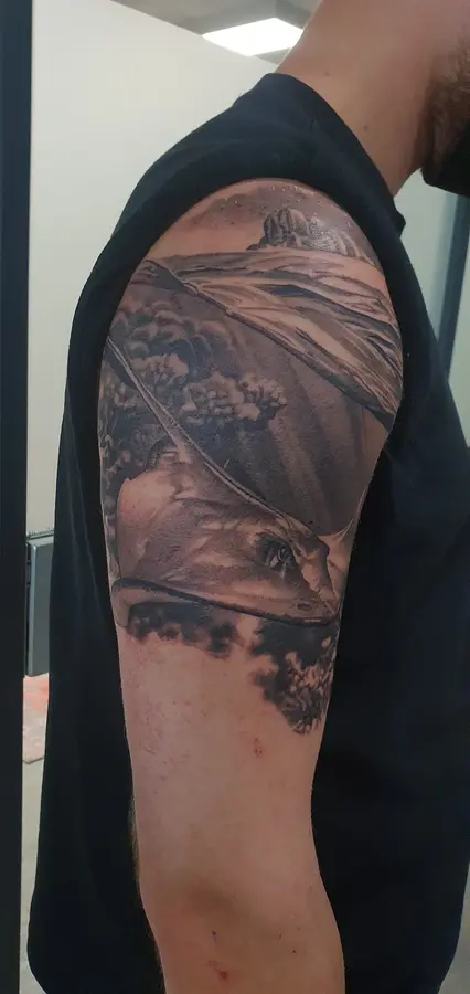 Rochen über einer Unterwasserlandschaft in Black & Grey auf Schulter und Oberarm