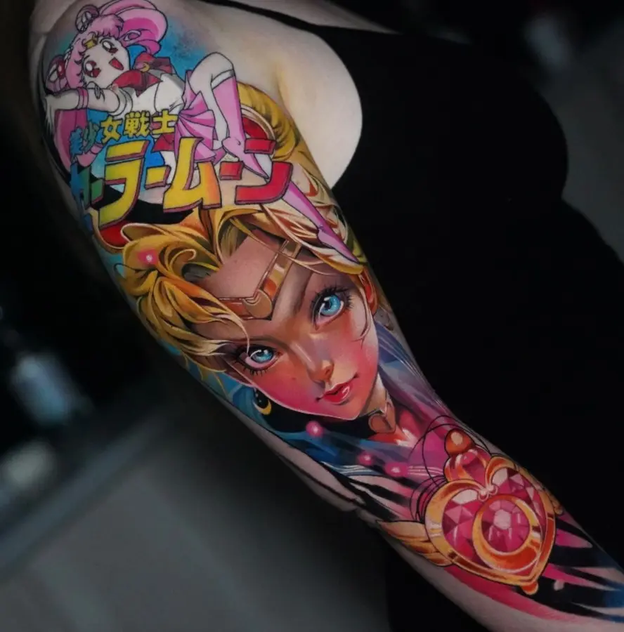 Farbiges Anime-Tattoo mit Sailor-Moon-Motiv auf dem Oberarm
